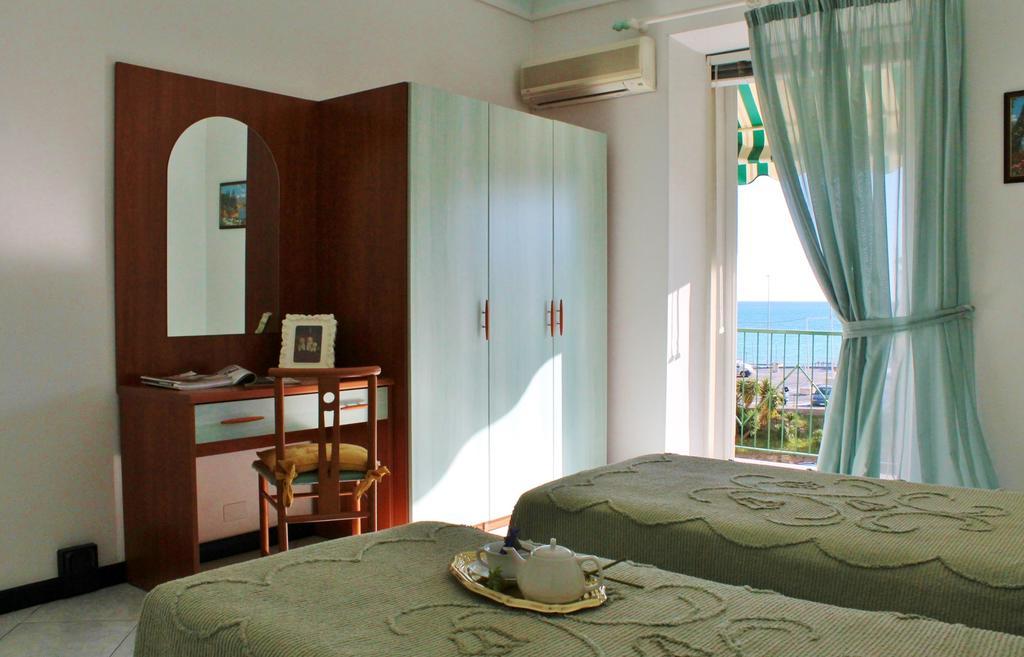 Appartamenti Mare Azzurro By Holiday World Albisola Superiore Exterior photo